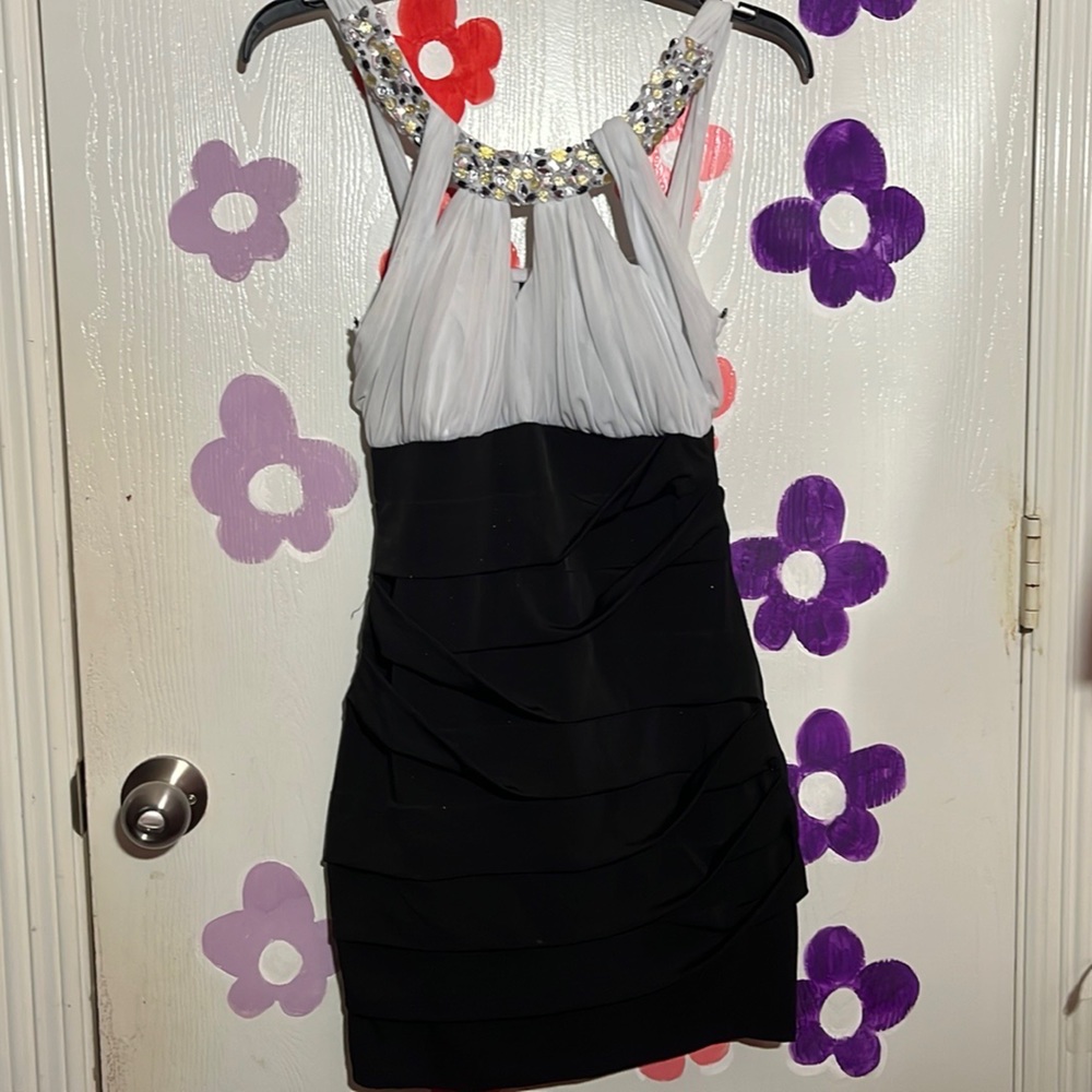 MACYS WHITE & BLACK JUNIORS PARTY DRESS